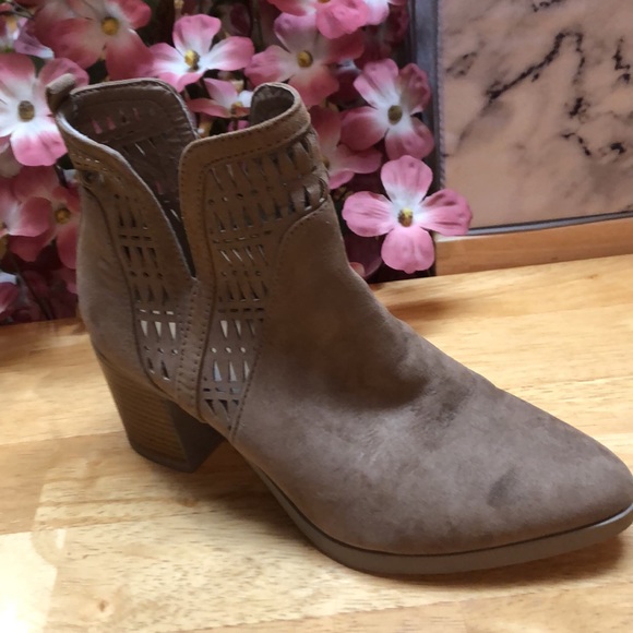 Taupe Suede Ladies Size 7 Fashion Boots 🥾 - Picture 7 of 10